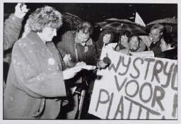 Akkerbouwacties, honderden agrarische vrouwen uit de provincie Groningen bieden minister van WVC Hedy d'Ancona een petitie aan om aandacht te vragen voor de problemen in de akkerbouw en daarmee het welzijn van de bevolking op het platteland. 1990
