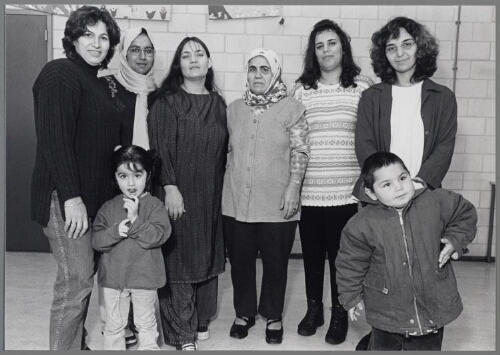 Moslimvrouwen volgen Nederlandse les in het buurtcentrum 'de Loods'. 2001