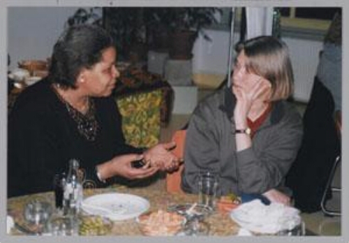 Liesbeth Mostert (r.), directeur Vrouwenhuis Akantes, tijdens de nieuwjaarsrecepte 2000 2000