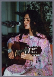 Optreden van Chileense zangeres Jacqueline Castro tijdens een Zamicasa met als thema Latijns-Amerika 1998