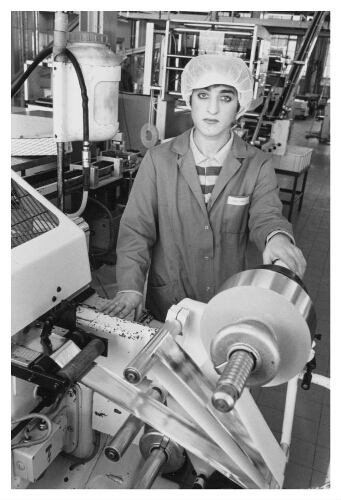 Buitenlandse werkneemster bij Verkade fabriek. 1990