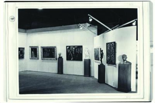 Stand van de afdeling 'De vrouw in de kunst': 'Schilder en Beeldhouwkunst' op de tentoonstelling 'De Nederlandse Vrouw 1898-1948'. 1948
