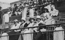 Vrouwelijke studenten tijdens een tenniswedstrijd tussen Suzanne Lenglen en Kea Bouman. 1929