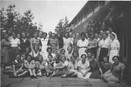 Groepsfoto van cursisten op Vrouwen Vormingcentrum De Born. 1941