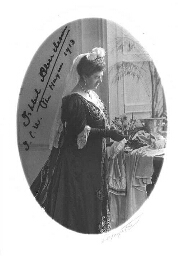 Portret in ovaal van Lady Aberdeen met handtekening. 1913