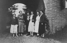 Groepsportret van cursisten uit Zutphen bij de poort van het Vormingscentrum 'De Born' 1937