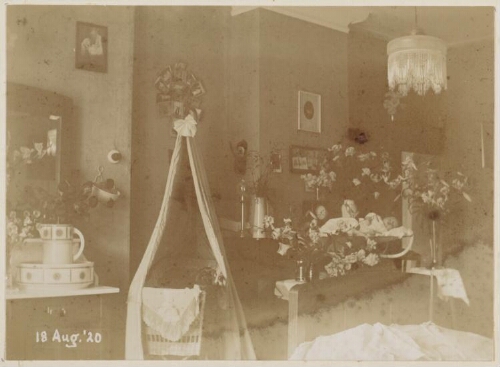 Interieur met wieg 1920