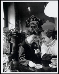 Portret van twee vrouwen met spierziekte die een glas rode bessensap drinken in een cafe 198?/199?