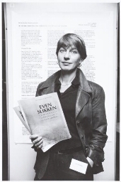 Ter gelegenheid van het 65-jarig bestaan van de VNVA wordt een prijs uitgereikt voor een posterserie aan Joke Haafkens, ze heeft een folder in haar hand met tekst : 'even slikken : vrouwen over kalmerende en slaapmiddelen. 1998
