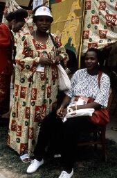Vrouwen uit Cameroun hebben een speciale vrouwenconferentie stof bedrukt, zij dragen jurken van die stof en verkopen stof om de reis naar China te kunnen bekostigen. 1995