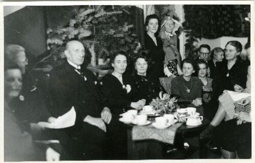 Johanna Westerdijk (2e van rechts), met gasten en medewerkers van het Phytopathologisch Laboratorium 'Willie Commelin Scholten' (WCS),waaronder Grietje Brink (5e van rechts) 1947