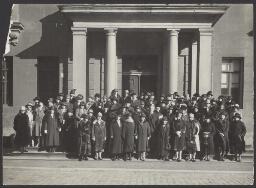 Nationale Vrouwenraad in Deventer tijdens de 28e jaarvergadering, april 1927, gefotografeerd bij de ontvangst op het stadhuis 1927