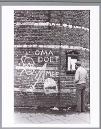 Zicht op een muur met graffiti: 'Oma doet mee'. 198?