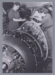 Twee vrouwen werken in zware industrie waarschijnlijk aan een vliegtuigmotor 194?