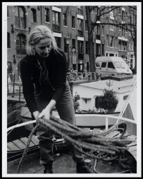 Portret van Nelly Duijndam (1951), schipper en eigenaar van zeilschool Grietje 1998