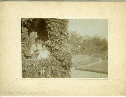 Johanna Westerdijk (eerste van links) samen met haar boezemvriendin To (of Cato) Sluiter in de tuin van het buitenhuis 'Hungeling' van Sluiters'ouders tijdens de zomervakantie in Eerbeek 190??