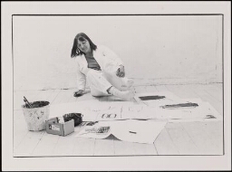 Portret van kunstenares Maja van Hall aan het werk in haar atelier. 1984