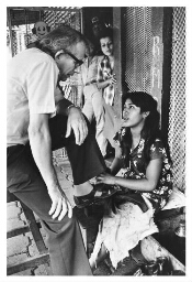 Schoenenpoetster bezig met een klant in Managua, Nicaragua. 1984