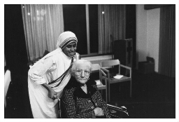 Een zuster van Moeder Teresa (Missionarissen van Naastenliefde) brengt in het Centrum Stadzicht bejaarden naar de Eucharistieviering. 1982