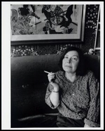 Portret van de Amerikaanse Nederlands schrijfster Ethel Portnoy (1927) met sigaret 1991