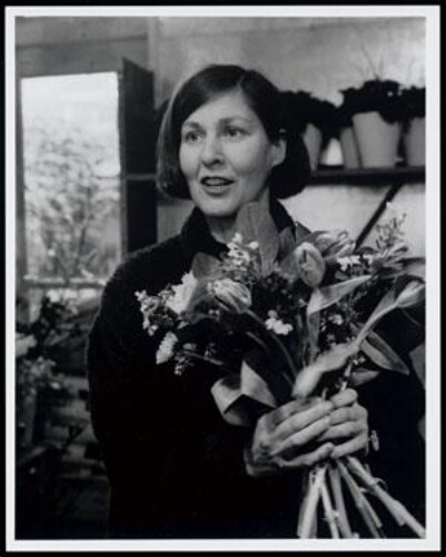 Portret van Gerda van de Berg (1947), bloemist en eigenares van een bloemenwinkel, aan het werk met een boeket 1998
