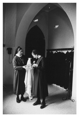 Dienaressen van de Heilige Geest (Blauwe zusters) met een aantal sacramentaliën. 1985