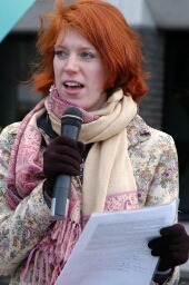 Spreekster tijdens demonstratie van Wij Vrouwen Eisen in Den Haag voor recht op veilige abortus 2006