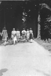 Vrouwen wandelen buiten in de omgeving van 'De Born' in de oorlogsjaren 1940-1943 194?