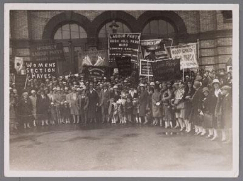 Groepsportret van Engelse vrouwenvakbonden met vaandels 1927?