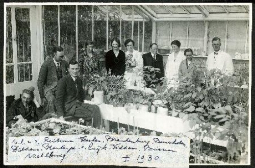 Assistenten en promovendi van Johanna Westerdijk in de kas van het Phytopathologisch Laboratorium 'Willie Commelin Scholten' (WCS) in villa Java 1930