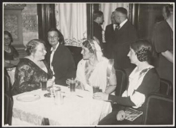 Rosa Manus (l.) in gesprek met Senta Rama Rau tijdens de vergadering van het jongeren werkcomité van de Vereeninging voor Vrouwenbelangen en Gelijk Staatsburgerschap 1936