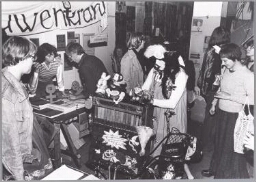 Stand van de Vrouwenkrant in de Melkweg tijdens het vrouwenfestival. 1977