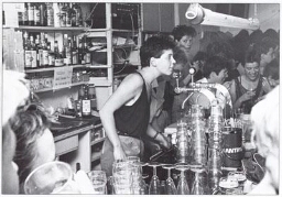 Tijdens de slotavond van kafee De Feeks wordt er gedanst en een aantal medewerksters staan voor de laatste keer achter de bar. 1986