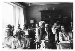 Vrouwen van een boekenclub tijdens een lezing van Emmy van Overveen over emancipatie. 1979