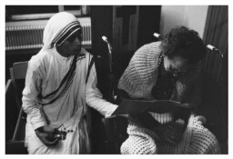 Een zuster van Moeder Teresa (Missionarissen van Naastenliefde) begeleidt in het Centrum Stadzicht bejaarden tijdens de Eucharistieviering. 1982