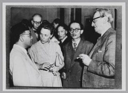 Nel Slis in gezelschap, genomen tijdens de rondetafeleconferentie voor de onafhankelijkheid van Indonesië 1949