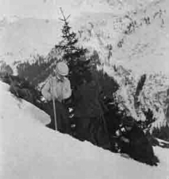 Vrouwen op een besneeuwde berghelling 1907