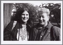 Twee vrouwen in het Amsterdamse Vondelpark. 1996