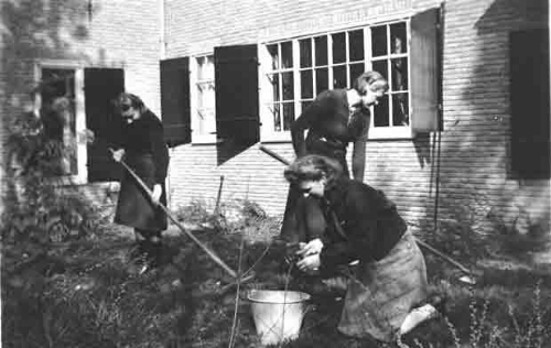 Vrouwen harken in de tuin van 'De Born' tijdens de oorlogsjaren 1940-1943 194?