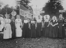 Groepsportret van vrouwen in klederdracht 1916