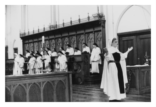 Cisterciënserin bid en zingt tijdens haar professie van de orde der Cisterciënsers. 1983