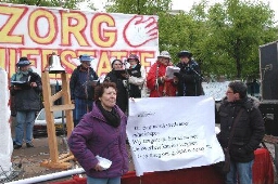 Tijdens de Landelijke Zorgmanifestatie 'Sta op voor de zorg' op het Plein in Den Haag op de Dag van de verpleging bood Irene Hadjidakis van de actiegroep Zorgcrisis aan de Tweede Kamer twee petities aan met resp.15.000 en 5.000 handtekeningen 2010