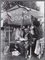 Kraam van Vrouwen Bouwen tijdens manifestatie in het Vondelpark. 1977