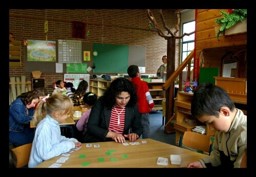 Allochtone herintreedster Fatima Mezouar Zernouf aan het werk als klasseassistent. 2003