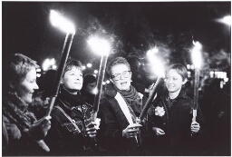 Fakkeloptocht tijdens de viering van internationale vrouwendag. 1982