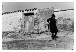 Algerijns vrouw in het zwart voor haar huis. 197?