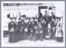Groepsportret van vrouwelijke conducteurs van de Haagse tram 1916