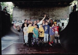 Groep tijdens de opening van de nieuwe Rollerskatebaan Zeeburg onder de Amsterdamse Brug in Amsterdam-Oost 1998