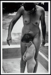Moeder staat met kind onder de douche 1995