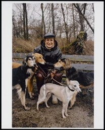 Portret van fotomodel Diane Hindriks met haar honden 2002